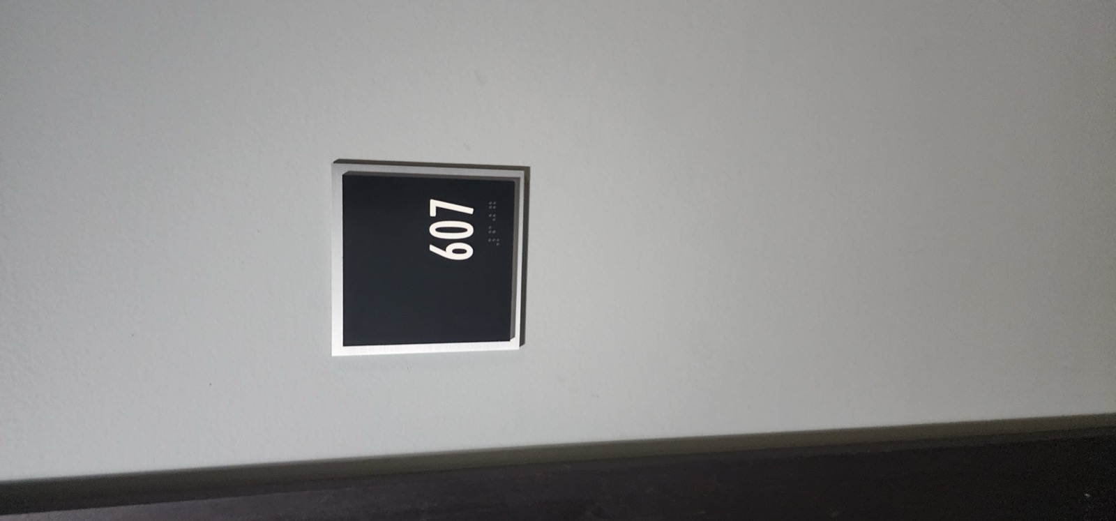 607
