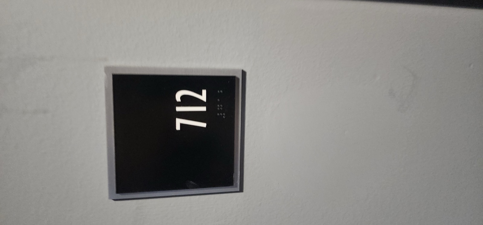 712